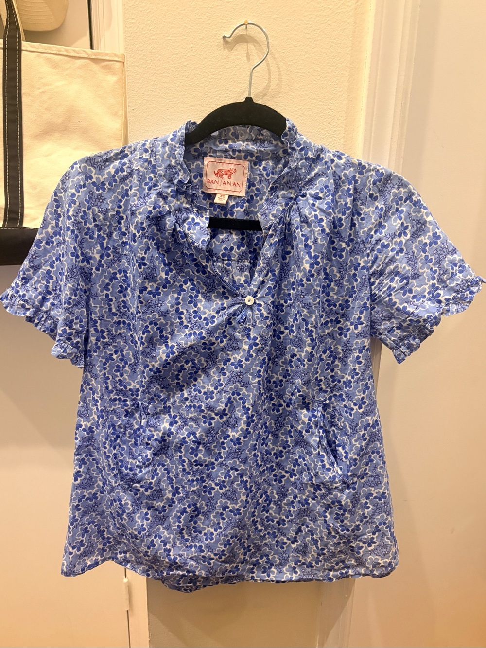 Banjanan 100% Cotton Sz XS Blue Floral Short-Sleeve Blouse with pockets!